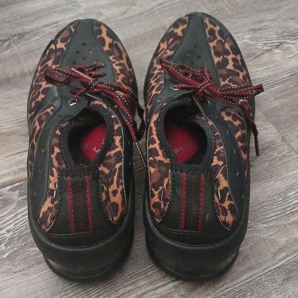BZees Regal  Athleisure Leopard Print Fabric Low Top Sneakers  Sz  8  EUC - Picture 4 of 7